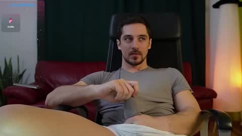 Snapshot of mrgreeneyes01 chatting on March 1, 7:15 pm juan luis online show from March 1, 7:15 pm