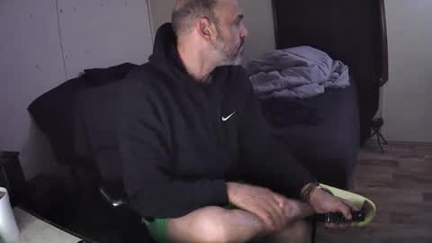 Muffdiver online show from May 4, 7:15 am
