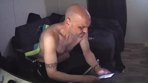 Muffdiver online show from April 16, 6:24 am