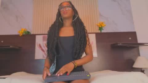 nahomy_james25 online show from October 7, 11:45 pm