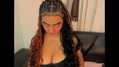 Nahomy online show from December 3, 9:15 pm