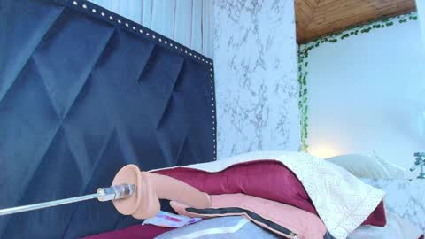 Naia x online show from April 8, 8:23 pm