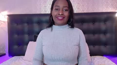 naiaramasson_ online show from November 7, 12:40 pm