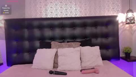 naiaramasson_ online show from April 6, 12:06 pm