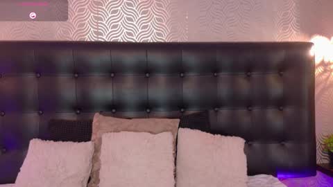 naiaramasson_ online show from September 17, 12:08 pm