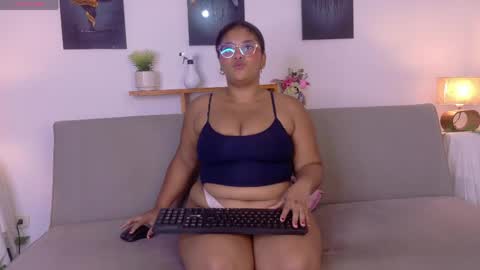 nairagold_ online show from April 19, 4:02 am