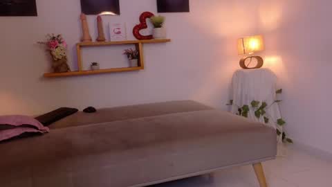 nairagold_ online show from May 16, 2:08 am