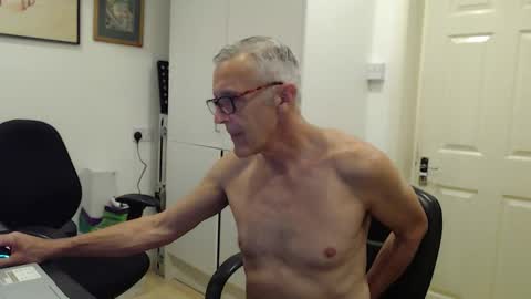 nakedcarpenteruk online show from June 3, 4:23 pm
