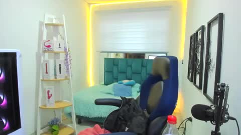 naomy online show from October 22, 9:16 pm