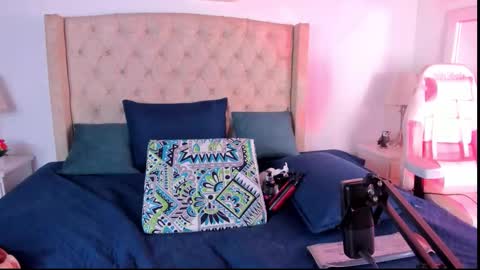 Snapshot of natalia_collinslim chatting on October 16, 3:17 am Natalia online show from October 16, 3:17 am