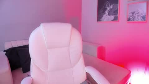 Natasha  Bennett online show from May 28, 2:37 pm