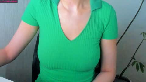 Snapshot of natural_form chatting on December 4, 9:45 am peach online show from December 4, 9:45 am