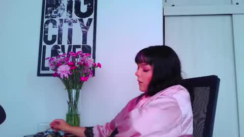 Em  please help me reach 100 thumbs up 3 online show from September 18, 7:29 pm