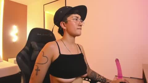 N E L L Y online show from July 28, 4:39 pm