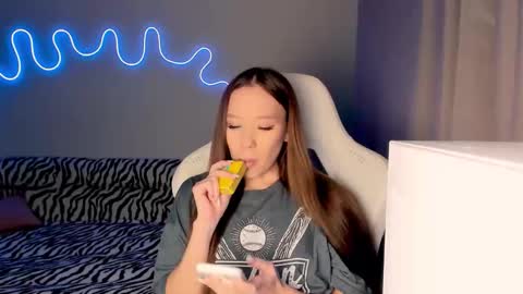 Mina online show from November 3, 1:01 pm