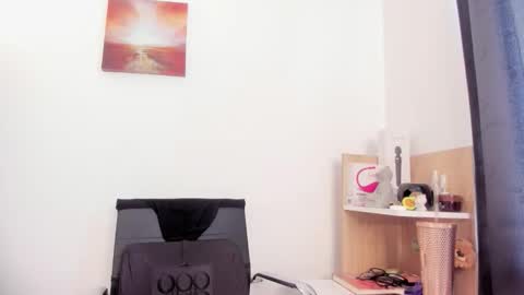 laura  online show from October 5, 5:42 pm