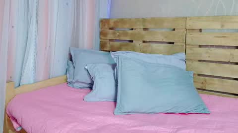 nicky_oli online show from February 6, 7:29 pm