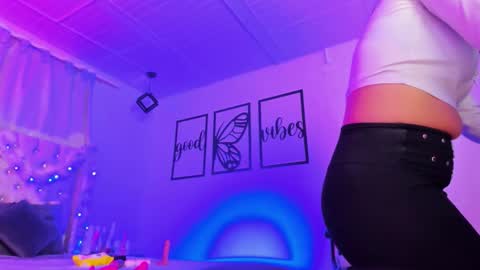 nicolee millerr online show from December 20, 1:18 pm