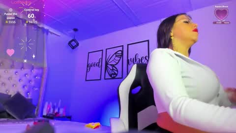 nicolee millerr online show from January 7, 12:32 pm