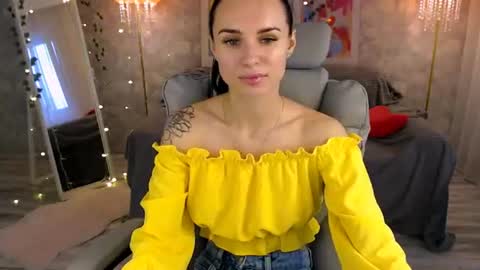 Nicole online show from June 24, 4:25 pm