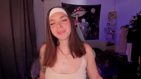 Nicol independent model online show from September 8, 7:57 pm