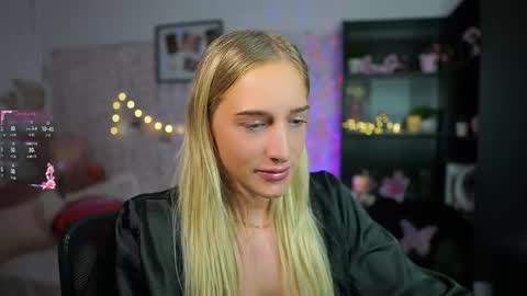 nicolette__shea_ online show from February 14, 9:03 am