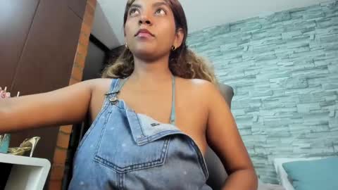 nicollesofia3 online show from February 24, 3:33 am