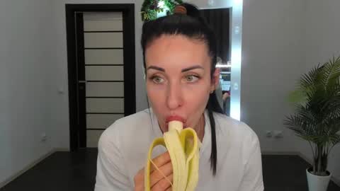 Snapshot of nikamiles chatting on December 7, 3:47 pm Nika online show from December 7, 3:47 pm