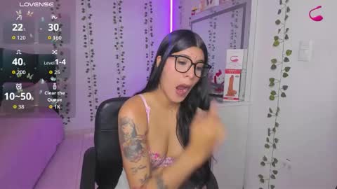 Snapshot of nikibryce_ chatting on October 19, 1:21 am Niki online show from October 19, 1:21 am