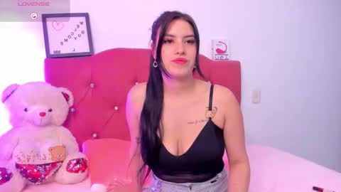 Snapshot of nikii_28 chatting on October 9, 12:27 am Nikii  online show from October 9, 12:27 am