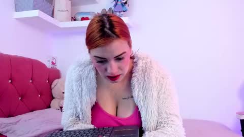 Snapshot of nikii_28 chatting on March 5, 12:00 pm Nikii  online show from March 5, 12:00 pm