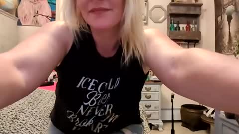 nikki32313 online show from May 6, 3:12 am