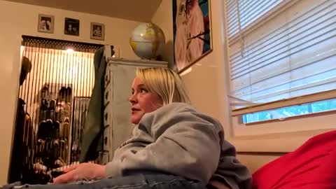 nikki32313 online show from May 8, 10:21 am