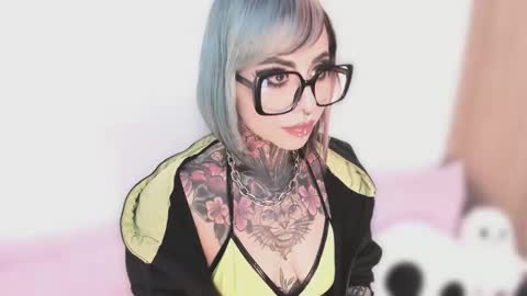 Nikki Ramone   online show from October 9, 11:32 pm