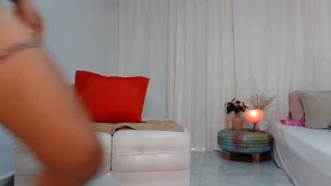 Nina Leon online show from November 16, 7:05 pm