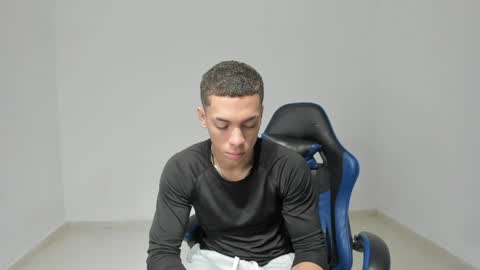 noah_flynn1 online show from March 31, 12:16 pm