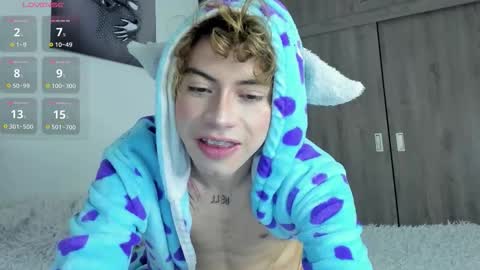 Snapshot of noah_lambert chatting on October 21, 3:00 am Noah online show from October 21, 3:00 am