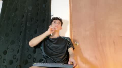 Snapshot of noah_tyler_ chatting on September 15, 12:56 am noah tyler online show from September 15, 12:56 am