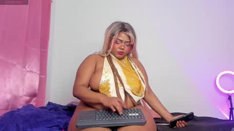 nyxchloelarah online show from May 26, 12:33 pm