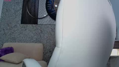 independent model online show from November 12, 4:42 pm