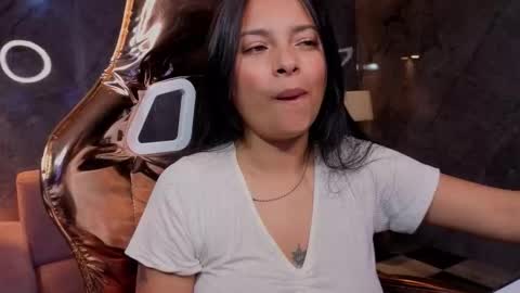 odette_b online show from December 4, 3:17 am