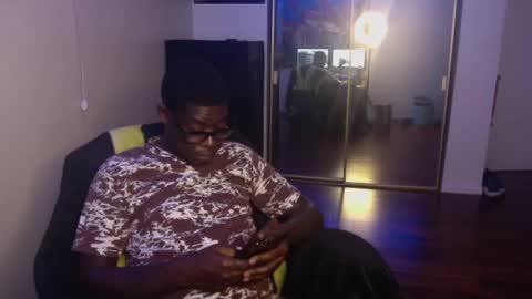 Snapshot of officialmoneyxxx chatting on December 4, 5:54 am Money online show from December 4, 5:54 am