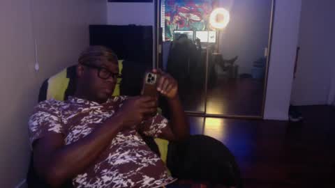 Snapshot of officialmoneyxxx chatting on December 3, 2:44 pm Money online show from December 3, 2:44 pm