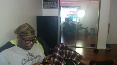 Snapshot of officialmoneyxxx chatting on December 4, 6:00 pm Money online show from December 4, 6:00 pm