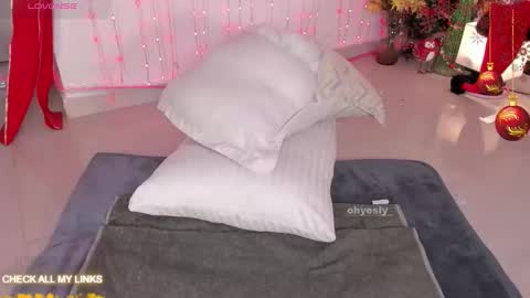 ohyesly_ online show from December 19, 10:11 am