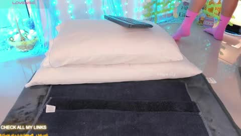 ohyesly_ online show from April 9, 10:21 am