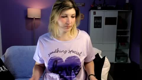 OliSunny Olivia online show from April 7, 8:11 pm