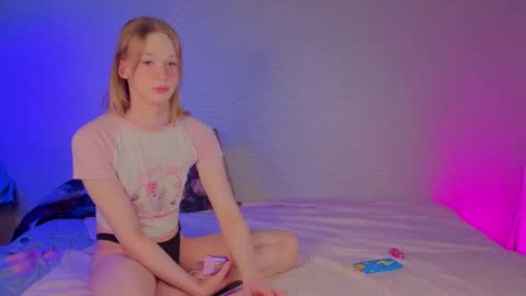 oliviaapink online show from April 1, 11:33 am