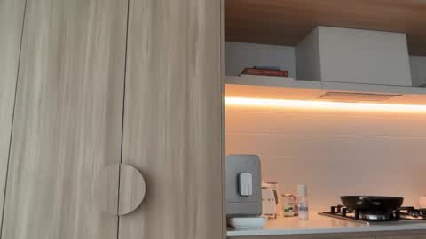 Olivia Brookes online show from October 28, 4:02 am