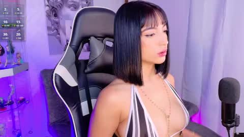 Snapshot of oliviamcneill chatting on March 10, 12:06 pm Olivia Mcneill  online show from March 10, 12:06 pm